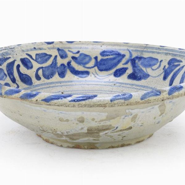 CONCA IN MAIOLICA, PROBABILMENTE NAPOLI XVIII SECOLO