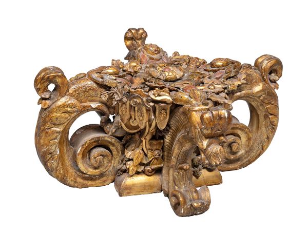 BASE IN LEGNO DORATO, ELEMENTI DEL XVII SECOLO