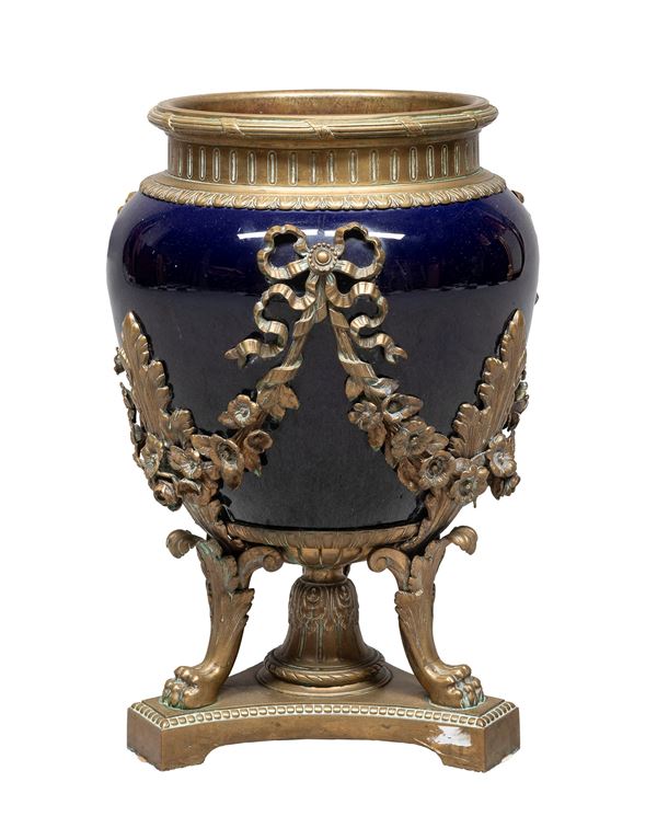 VASO IN PORCELLANA E BRONZO, FRANCIA