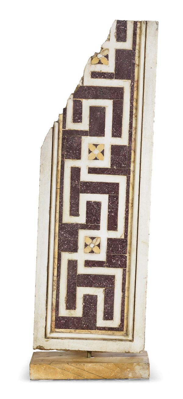 FRAMMENTO DI ARCHITRAVE IN MARMI