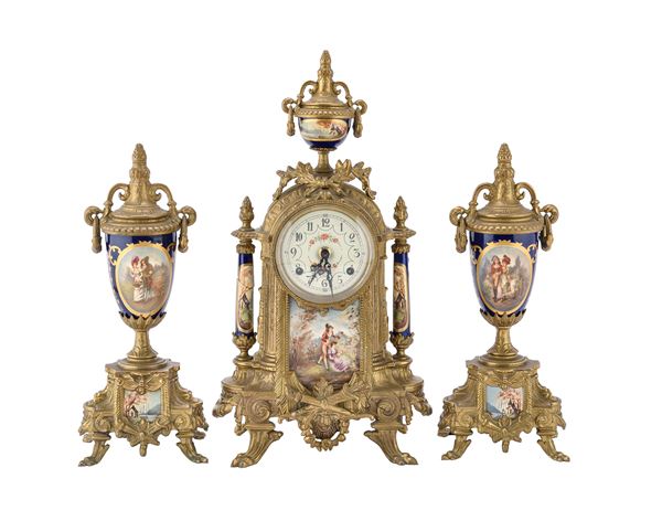 TRITTICO CON OROLOGIO IN BRONZO E PORCELLANA