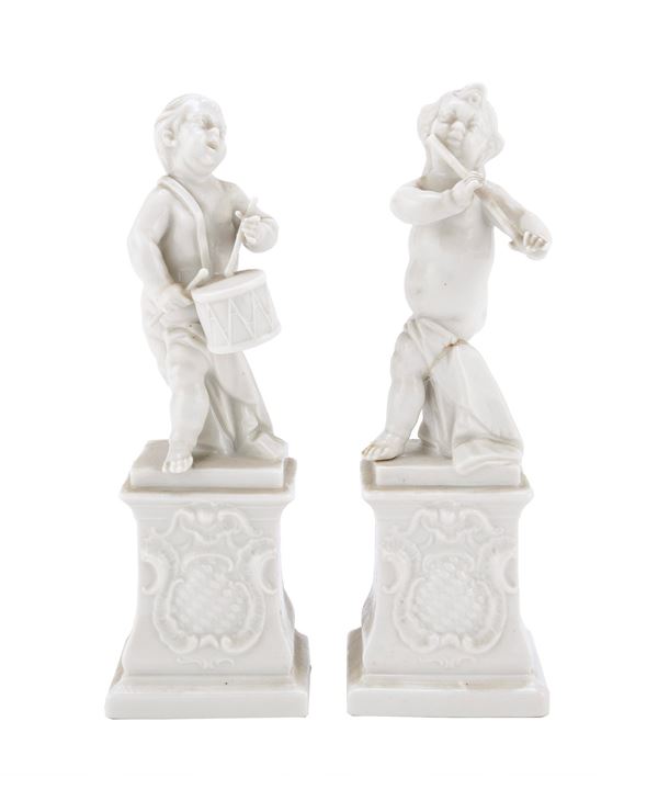 COPPIA DI SCULTURE IN PORCELLANA, PROBABILMENTE GERMANIA