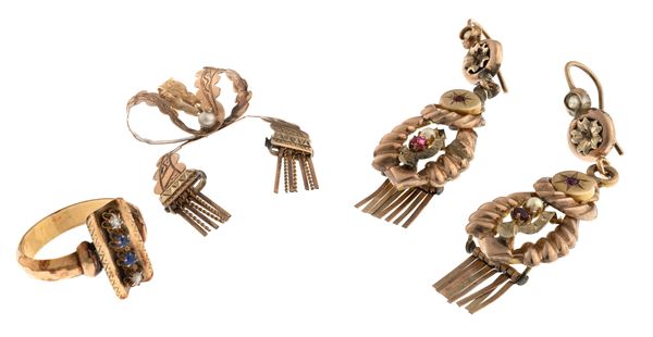 PARURE DI COPPIA DI ORECCHINI, ANELLO E SPILLA