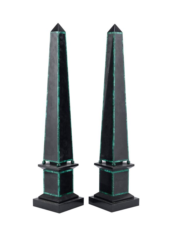 COPPIA DI OBELISCHI IN MARMO NERO E MALACHITE