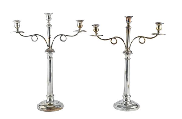 COPPIA DI CANDELABRI IN SILVERPLATED, XX SECOLO