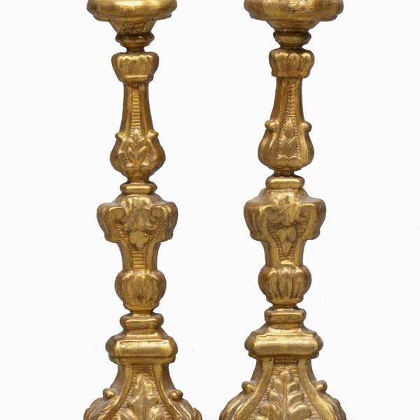 COPPIA DI CANDELIERI IN LEGNO DORATO, XVIII SECOLO