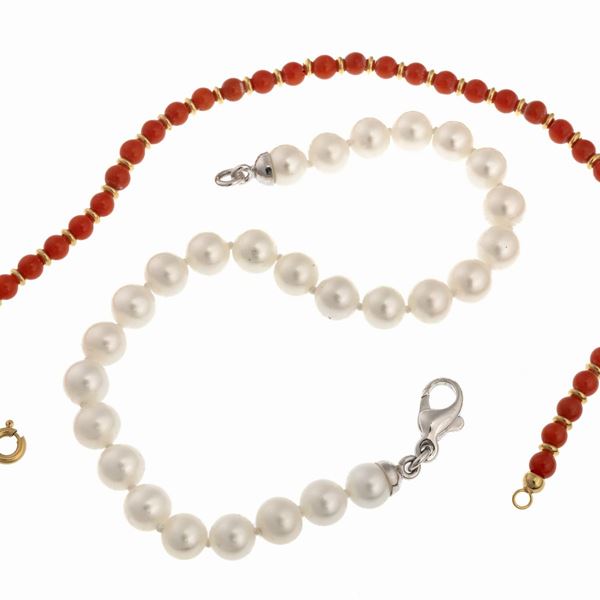 DUE BRACCIALI CON PERLE E CORALLI