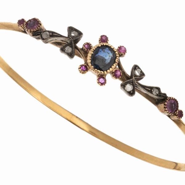 BRACCIALE RIGIDO CON ZAFFIRO, RUBINI E BRILLANTI