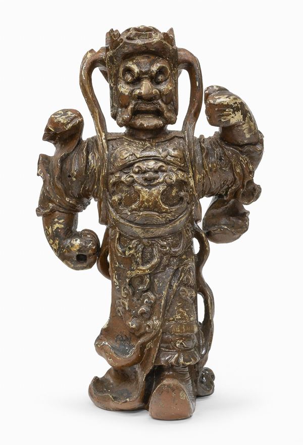 SCULTURA DI LOKAPALA IN LEGNO A LACCA ROSSA, CINA XVII SECOLO