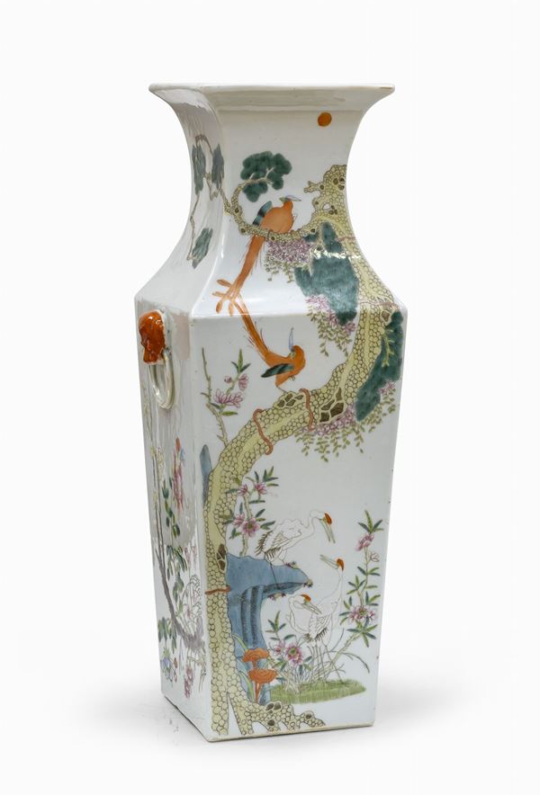 VASO IN PORCELLANA A SMALTI POLICROMI, CINA