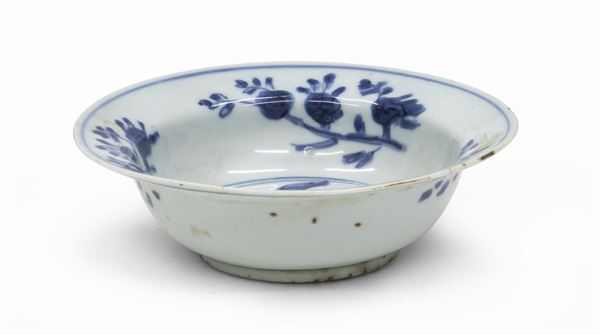 CIOTOLA IN PORCELLANA BIANCO E BLU, CINA XVII SECOLO