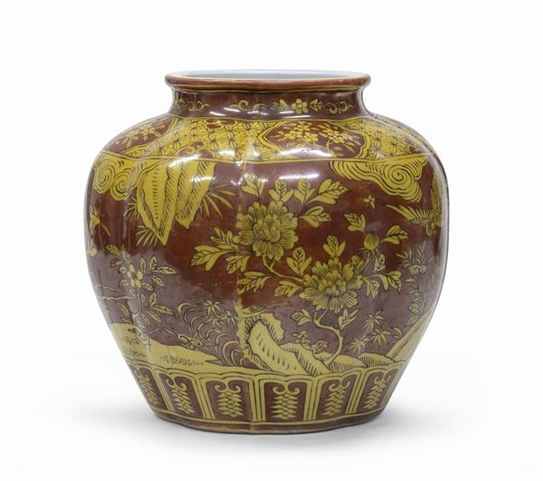 VASO IN PORCELLANA A FONDO ROSSO, CINA FINE XIX SECOLO