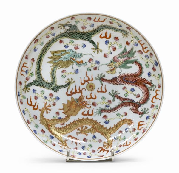 PIATTO IN PORCELLANA A SMALTI POLICROMI E ORO, CINA