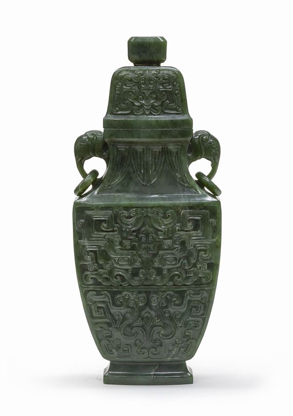 VASO IN GIADA, CINA FINE XIX SECOLO