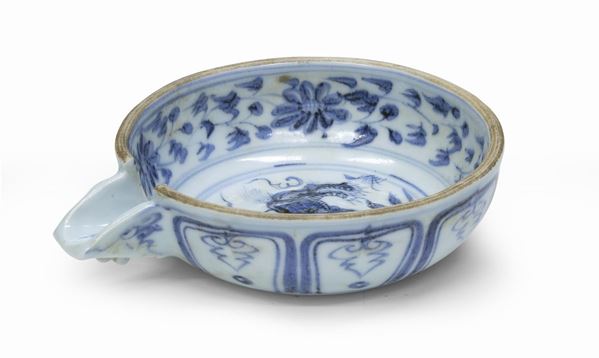 VERSATOIO IN PORCELLANA BIANCA E BLU, CINA