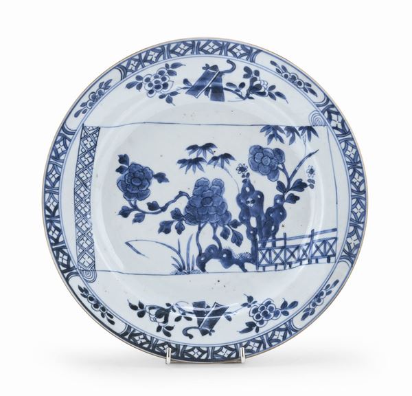 PIATTO IN PORCELLANA BIANCO E BLU, CINA INIZI XIX SECOLO