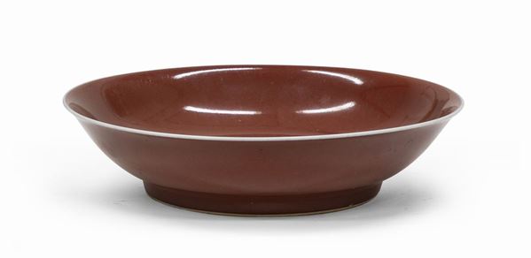 PIATTO IN PORCELLANA AD INVETRIATURA ROSSO RITUALE, CINA