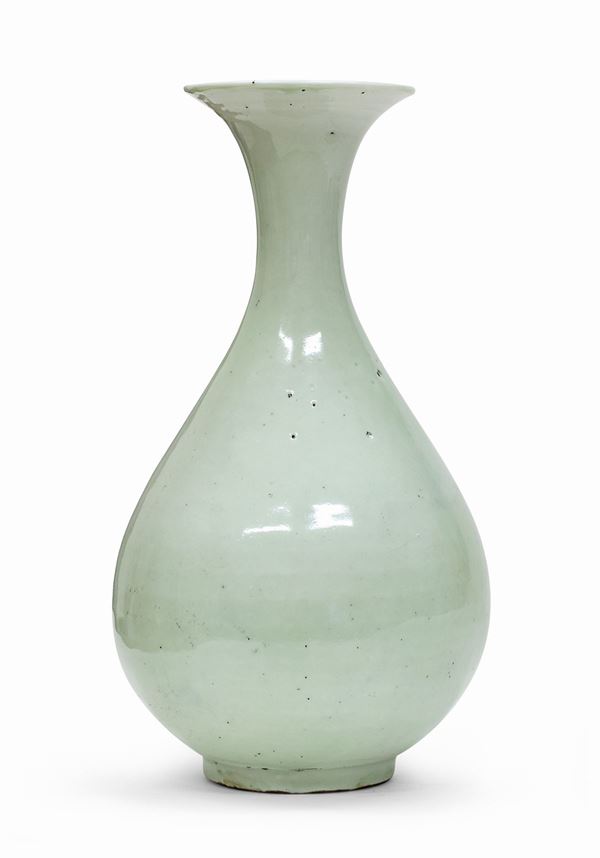 VASO IN PORCELLANA AD INVETRIATURA CELADON, CINA FINE XIX SECOLO