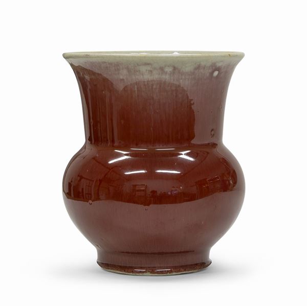 VASO IN PORCELLANA ROSSO RITUALE, CINA
