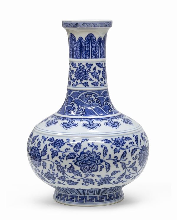 VASO IN PORCELLANA BIANCO E BLU, CINA