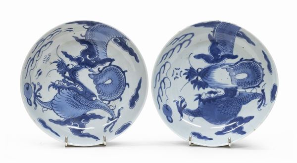 COPPIA DI PIATTI IN PORCELLANA BIANCO E BLU, CINA