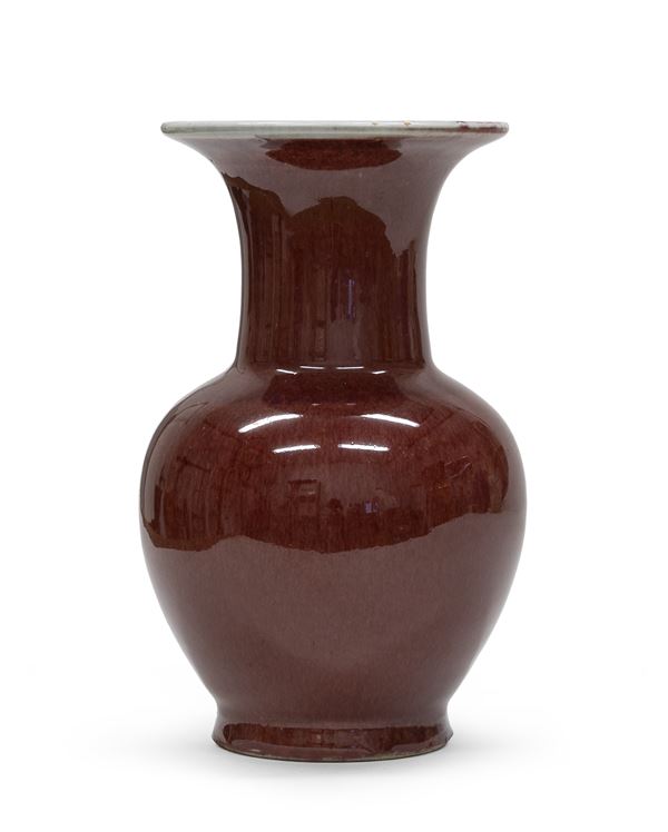 VASO IN PORCELLANA ROSSO RITUALE, CINA FINE XIX SECOLO