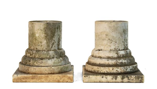 COPPIA DI PICCOLE BASI IN MARMO BIANCO, XIX SECOLO