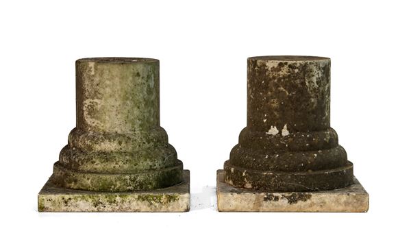 COPPIA DI PICCOLE BASI IN MARMO BIANCO, XIX SECOLO