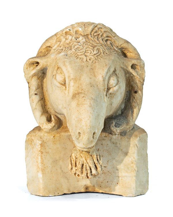 FREGIO IN MARMO A TESTA DI ARIETE