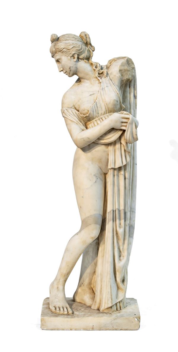 STATUA DI VENERE AL BAGNO IN MARMO BIANCO, FINE XIX SECOLO
