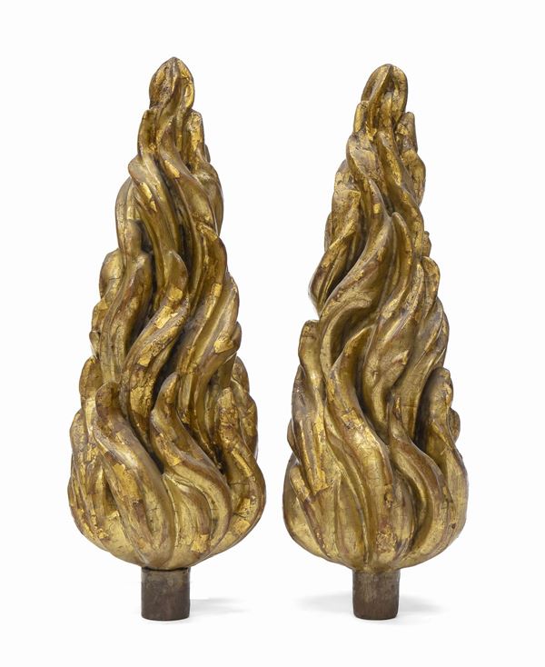 COPPIA DI FIAMME IN LEGNO DORATO, PROBABILMENTE VENEZIA