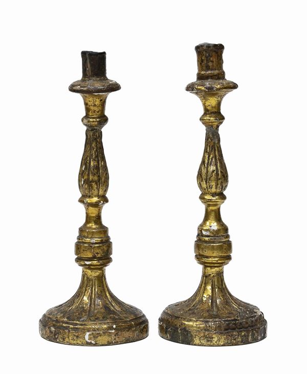 COPPIA DI CANDELIERI IN LEGNO DORATO, FINE XVIII SECOLO