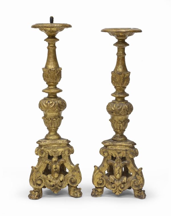 COPPIA DI CANDELIERI IN LEGNO DORATO, XVIII SECOLO