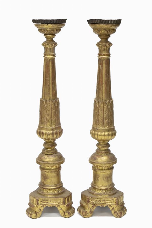 COPPIA DI CANDELIERI IN LEGNO DORATO, FINE XVIII SECOLO
