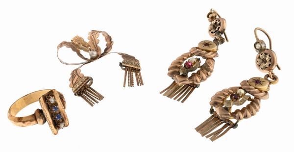 PARURE DI COPPIA DI ORECCHINI, ANELLO E SPILLA