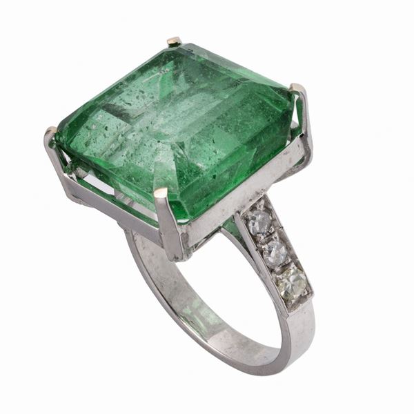 ANELLO CON SMERALDO E BRILLANTI