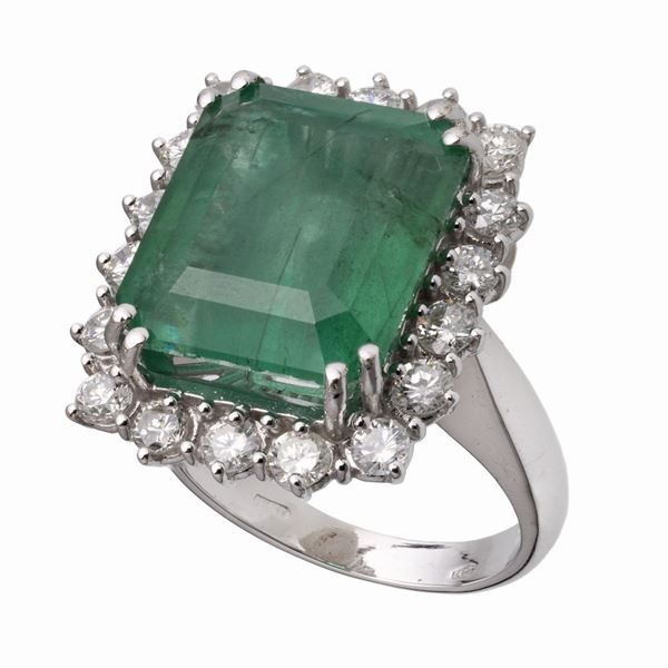 ANELLO CON SMERALDO E BRILLANTI