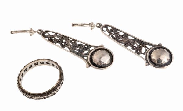 PARURE DI ORECCHINI E ANELLO IN ARGENTO