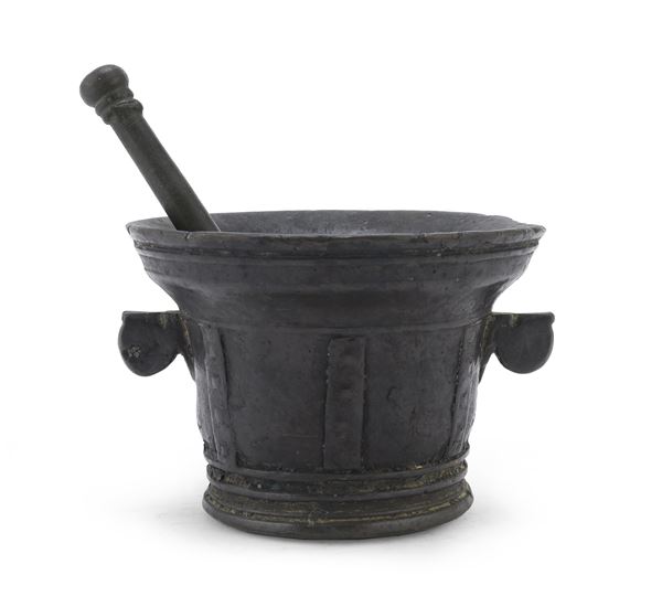 MORTAIO E PESTELLO IN BRONZO, XVII SECOLO
