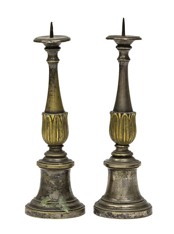 COPPIA DI CANDELIERI MIGNON IN BRONZO ARGENTATO