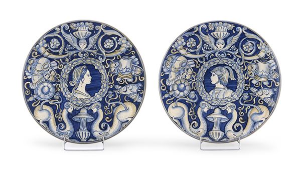 COPPIA DI GRANDI PIATTI IN CERAMICA, DERUTA