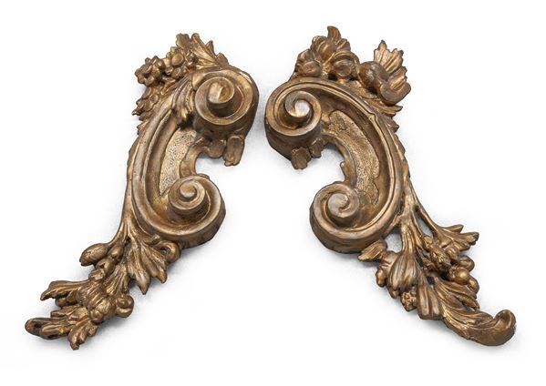 COPPIA DI FREGI IN LEGNO DORATO, XVIII SECOLO