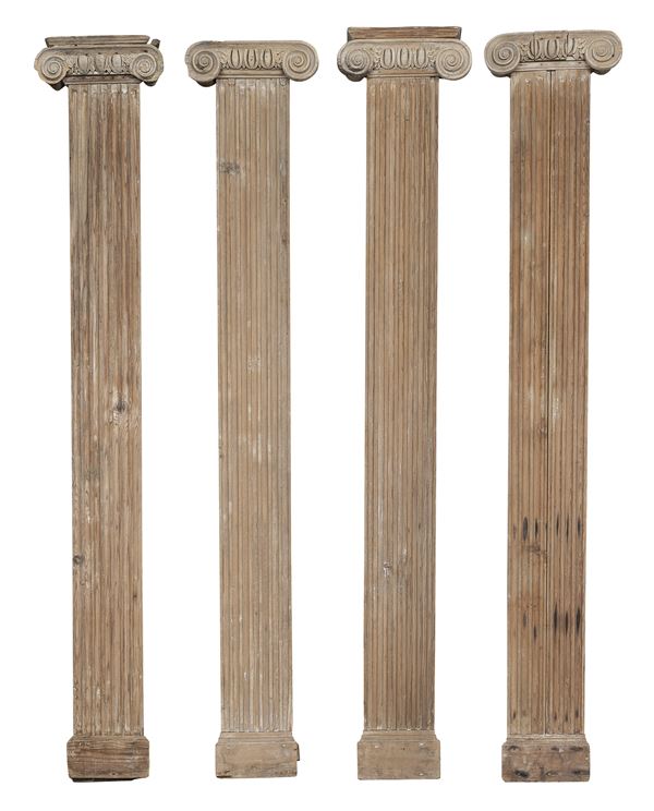 QUATTRO DECORAZIONI PARIETALI IN LEGNO DECAPPATO