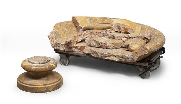 RESTI DI GRANDE ACQUASANTIERA IN BRECCIA DIRATA