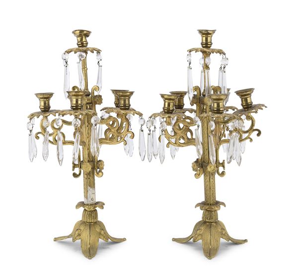 COPPIA DI CANDELABRI IN METALLO DORATO