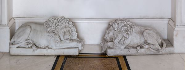 COPPIA DI SCULTURE DI LEONI IN MARMO BIANCO