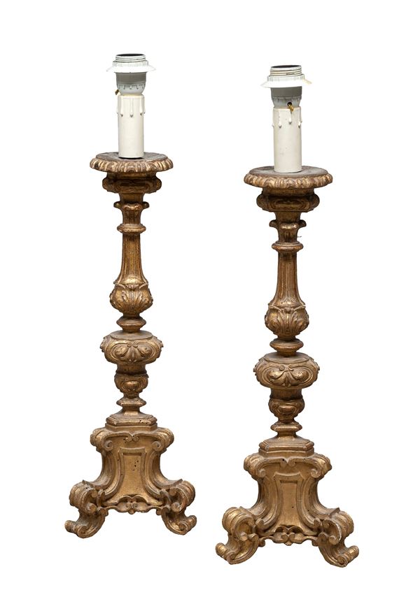 COPPIA DI CANDELIERI IN LEGNO DORATO, XVIII SECOLO