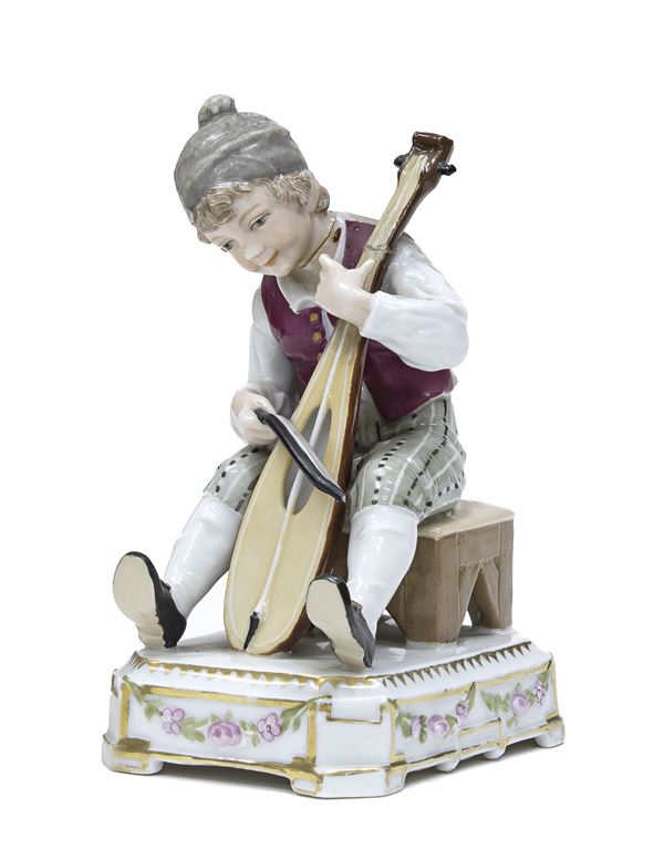 SUONATORE IN PORCELLANA, INIZI XX SECOLO