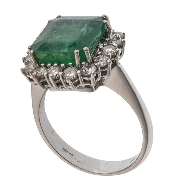 ANELLO CON SMERALDO  E BRILLANTI
