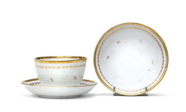TAZZA E DUE PIATTINI IN PORCELLANA